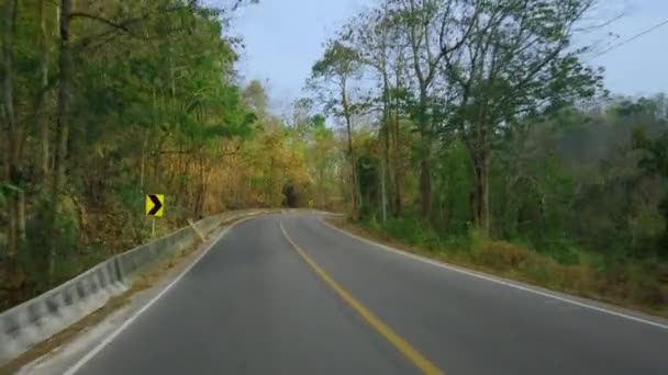 在泰国国家公园的一条山路上开车。从开车的角度来看。从车内观看，摩托POV驱动镜头4K — 图库视频影像