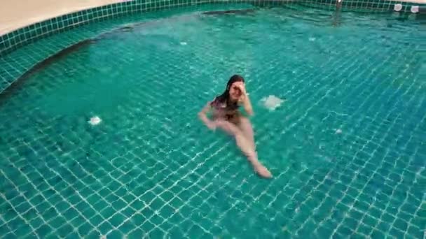 Junge Frau schwimmt im offenen, grünen Schwimmbad. Aktivitäten im Freien. Gesunder Lebensstil. Luftbild von oben 4k. — Stockvideo