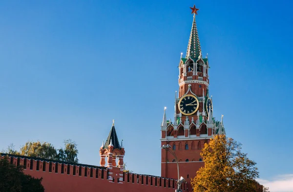 Kremlmauer und Spasskaja-Turm am Herbstnachmittag — Stockfoto