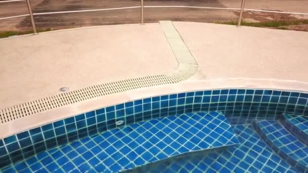 Młoda kobieta pływa w otwartym, niebieskim basenie. Zajęcia na świeżym powietrzu. Zdrowy styl życia. Widok z góry wideo lotnicze 4k. — Wideo stockowe