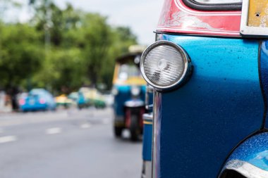 Tuk tuk Far kadar kapatın