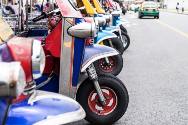 Tuk Tuk otopark turist bekleyen sokakta bir satırdır 