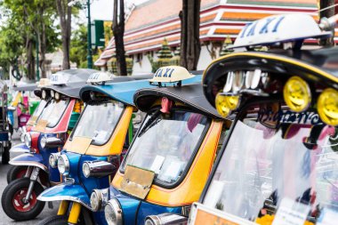Tuk Tuk otopark turist bekleyen sokakta bir satırdır 