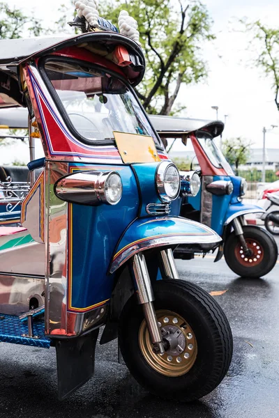 Tuk Tuk Turist Bekleyen Sokakta Park — Stok fotoğraf