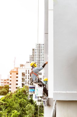 Ressamlar binanın boya vardır