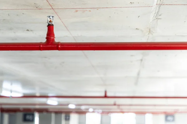 Yangın yağmurlama ve zemin altında kırmızı boru