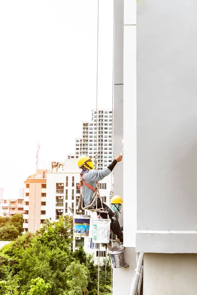 Ressamlar binanın boya vardır