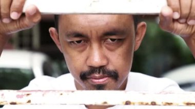 Zorlanma ızgara arkasında Asya adamlar