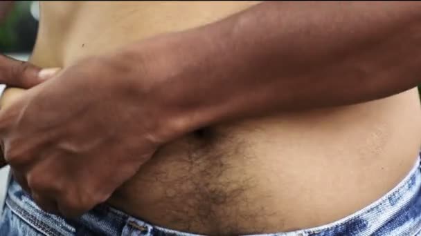Ein Mann Asiatische Kontrolle Fett Bauch — Stockvideo