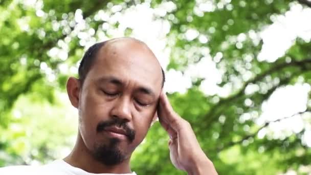Adulto Asiático Homem Tendo Uma Dor Cabeça Parque — Vídeo de Stock