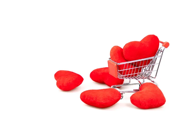 Bir sepet, beyaz bir arka plan kırmızı kalp yastıklar