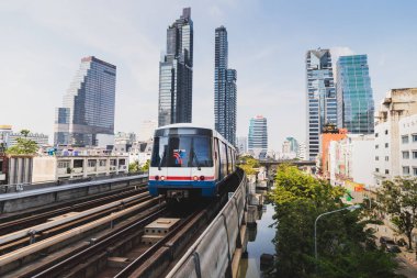 Bangkok, Tayland - 12 Ocak 2019: A Bts gökyüzü tren istasyonu'na akşam zamanında geldi.