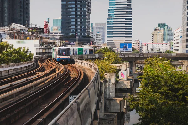 Bangkok, Tayland - 12 Ocak 2019: A Bts gökyüzü tren istasyonu'na akşam zamanında geldi.