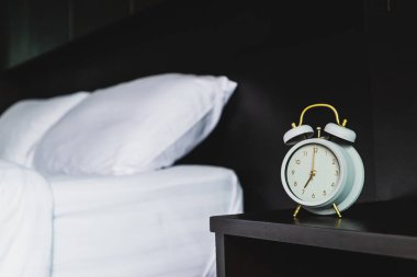 Yatak odasında ahşap başucu Masa Retro gri çalar saat