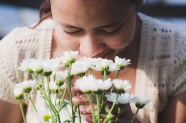 Asyalı kadınlar beyaz krizantem çiçek kokulu 
