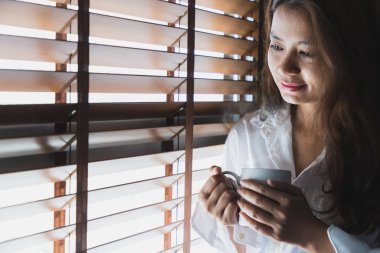 Asyalı kadınlar beyaz kupa tutun