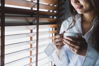 Asyalı kadınlar beyaz kupa tutun