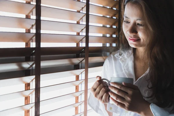 Asyalı kadınlar beyaz kupa tutun