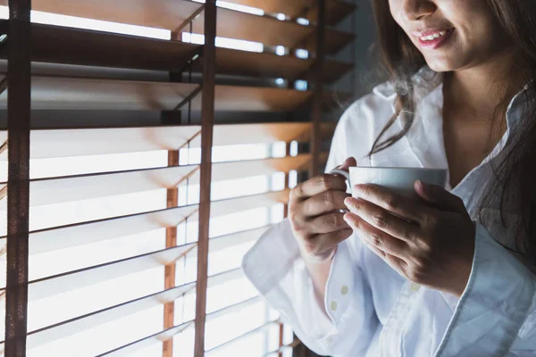 Asyalı kadınlar beyaz kupa tutun