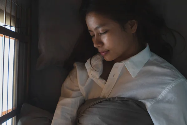 Yatak odasında yatmak Asyalı kadınlar