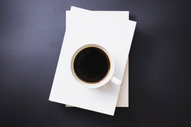 Bir beyaz kahve kupa sade kahve beyaz kitap yerleştirilir