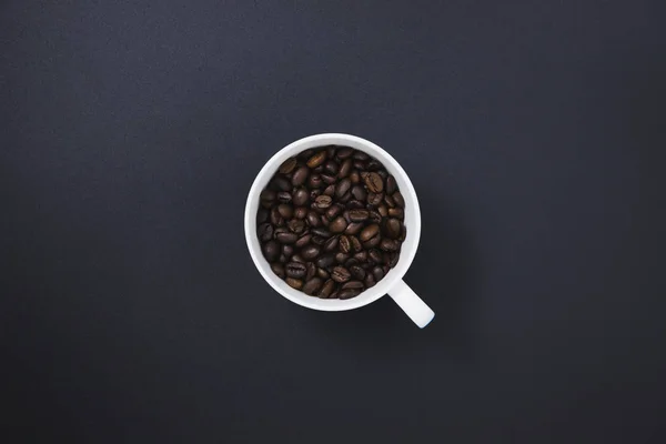Ziarna kawy w kubku do kawy biały — Zdjęcie stockowe