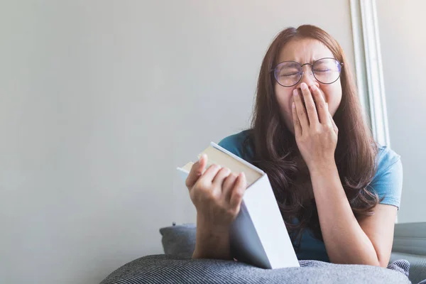 Kitabı okuduktan sonra esneyen Asyalı kadınlar.