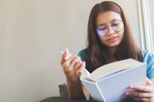 Azjatyckie kobiety czytające książkę — Zdjęcie stockowe