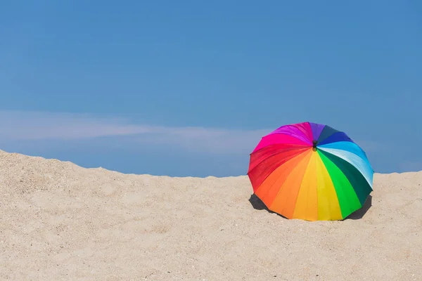 Sombrillas de colores en la playa — Foto de Stock