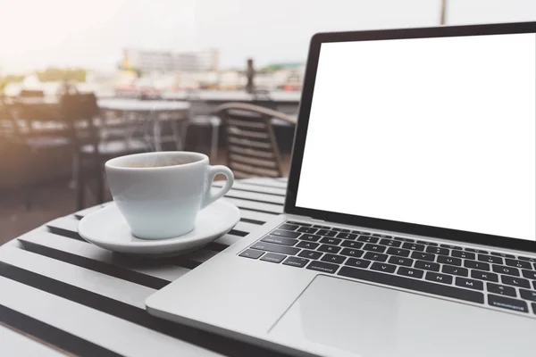 Kahve dükkanında laptop maket ve sıcak espresso