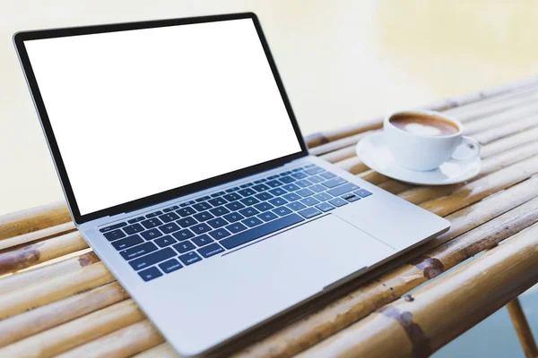 Dizüstü bilgisayar maket ve beyaz kahve bardağı sıcak espresso