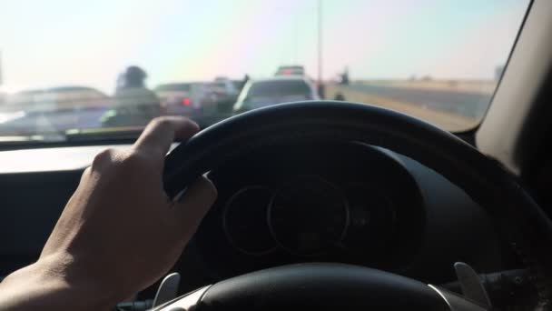 Homens Abanam Dedos Enquanto Seguram Volante Carro Enquanto Engarrafamento Ponte — Vídeo de Stock
