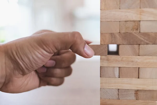 Adamın sol elinin yakın ıstıraba tahta çubuğu çıkar.