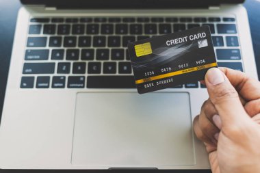 Asyalı erkeklerin yakın lığı kredi kartı tutmak ve online alışveriş 