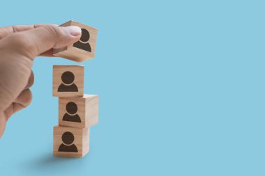 Yakın planda ahşap blok ikonları insanlar, Strateji konsepti ve mavi arkaplan üzerindeki kopya alanı istifleniyor