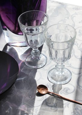 Servis masasında cam kadehler var.