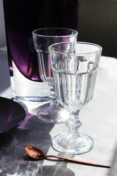 Servis masasında cam kadehler var.