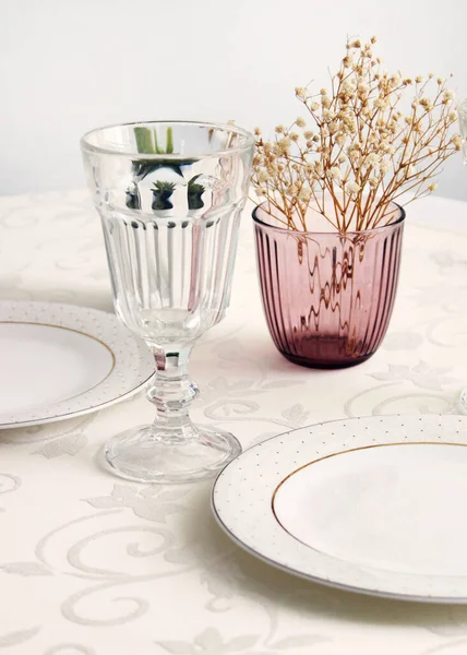 Masa kapatılıyor. Parlak bir masa örtüsü üzerinde iç dekorasyon, tabak ve çatal bıçak takımı..