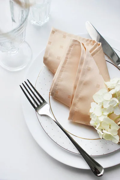 Şenlik sofrası. beyaz bir tabakta beyaz bir peçete ve çatal bıçak.. 