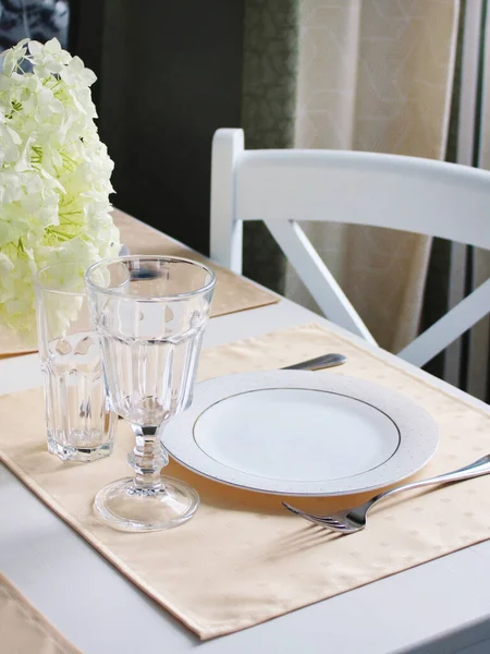 Turuncu renkli şenlik masası. Servis masasında beyaz tabak ve çatal bıçak..