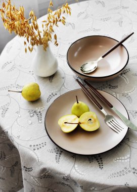 Meyve tabakları ve çatal bıçaklı yuvarlak masa. tablo üst görünümü ayarlıyor.