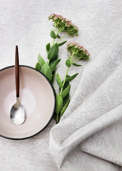 Masa takımı. Üst görünümü kumaş katlı gri bir masada boş bir tabak..