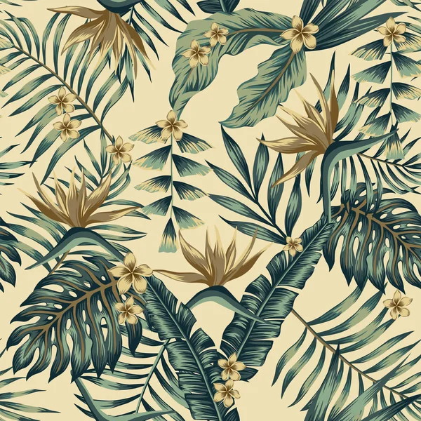 熱帯の葉やヤシの木とベージュ色の背景の鳥の楽園 ストレチア プルメリアのゴールド花のシームレスな陽気なパターン壁紙 — ストックベクタ