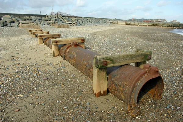 Rostiga Gamla Avloppsrör Som Kan Ursprungligen Varit Ett Avlopp Sand — Stockfoto