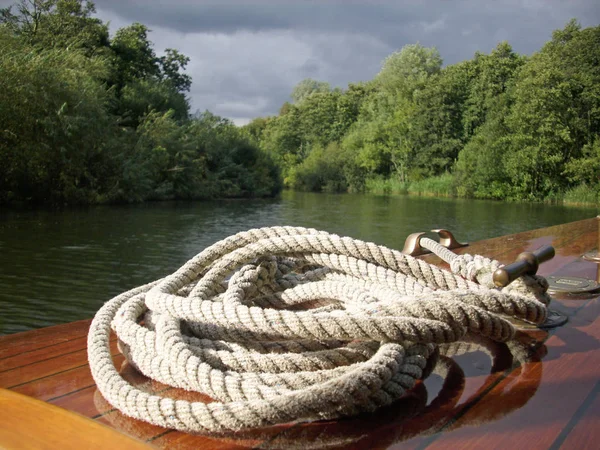 Barca Legno Una Delle Norfolk Broads Corda Arrotolata Sull Arco — Foto Stock