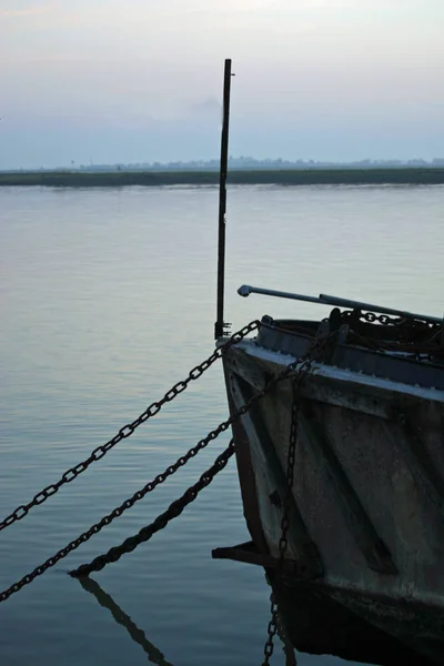 Sacco Catene Ancoraggio Appese Alla Barca Ormeggiata Nel Fiume Crouch — Foto Stock
