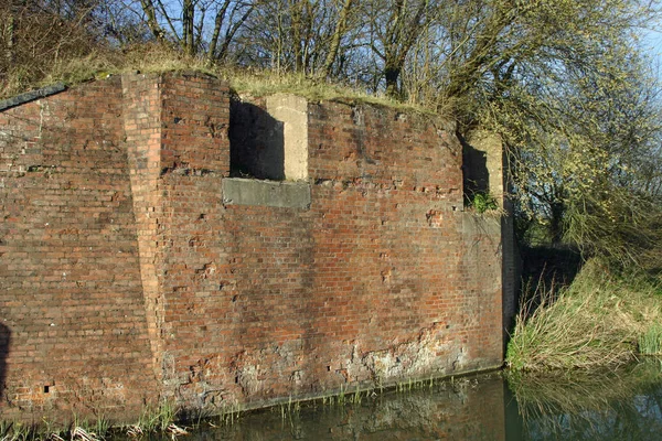 Terkedilmiş Tuğla Kennet Avon Kanalı Wiltshire Deki Daki Oteller Üzerinde — Stok fotoğraf