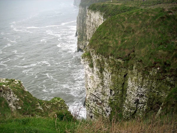 高粉笔峭壁与海和薄雾 灰色天空作为背景 — 图库照片