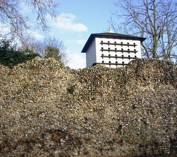 Beyaz Ahşap Weatherboarded Dovecote Karşı Karşıya Flint Duvar Gibi Göründüğü — Stok fotoğraf