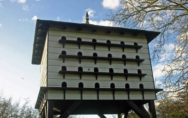 Beyaz Ahşap Weatherboarded Dovecote Eğimli Çatı Kemerli Yuva Kutusu Girişleri — Stok fotoğraf
